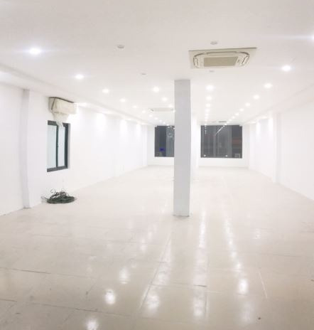 Cho thuê sàn văn phòng giá siêu rẻ chỉ 18 triệu/tháng vị trí thuận lợi tọa lạc ngay trên Nguyễn Lân, Khương Mai diện tích khoảng là 150 m2