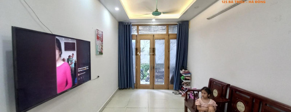 Bán nhà vị trí tốt tại Phú Lãm, Hà Đông bán ngay với giá thương lượng chỉ 2.5 tỷ diện tích khoảng 38m2, hướng Đông - Bắc trong căn nhà này gồm 3 PN-02