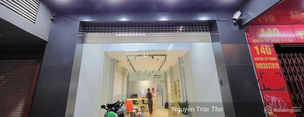 Cho thuê nhà diện tích vừa phải 126m2 nằm ở Nguyễn Tất Thành, Quận 4 giá thuê siêu mềm từ 40 triệu/tháng, trong nhà có tổng cộng 3 PN, 2 WC-02