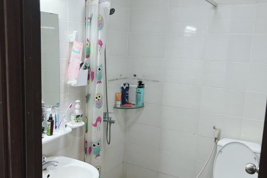 Trong căn hộ gồm có 2 PN, cho thuê căn hộ vị trí tại Hòa Thạnh, Hồ Chí Minh, 2 WC thuận tiện đi lại-01
