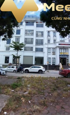 Cho thuê biệt thự diện tích rất rộng 90 m2 vị trí nằm ngay ở Phố Lê Trọng Tấn, Hà Nội vào ở ngay giá khoảng từ 30 triệu/tháng, nhà bao gồm có 6 phòng ...