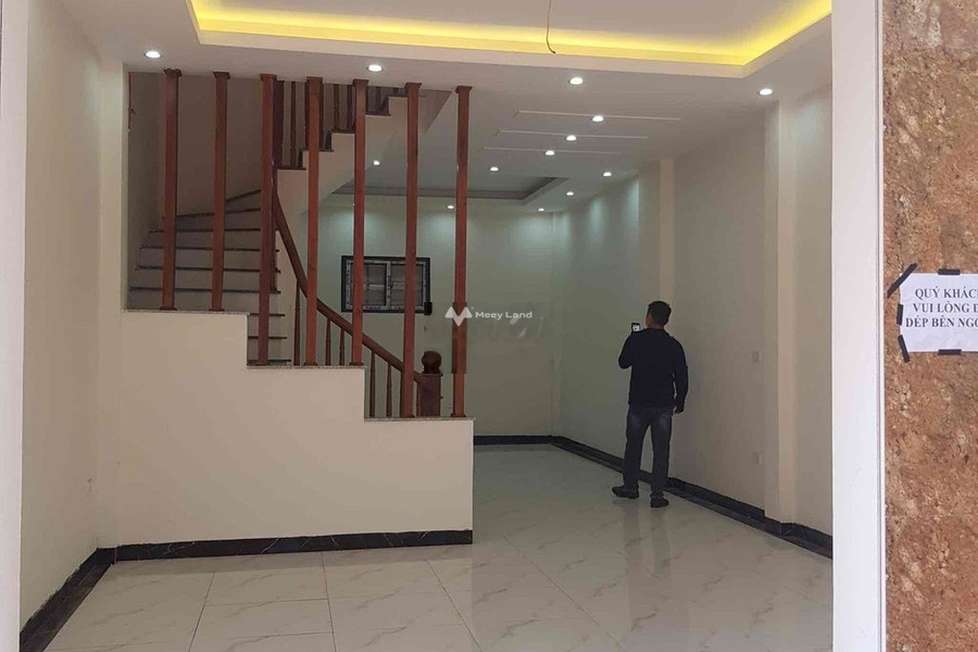 Trong nhà tổng quan gồm 3 phòng ngủ bán nhà bán ngay với giá khởi đầu từ 1.7 tỷ có diện tích chung là 40m2 vị trí thuận lợi nằm ở Yên Nghĩa, Hà Nội-01