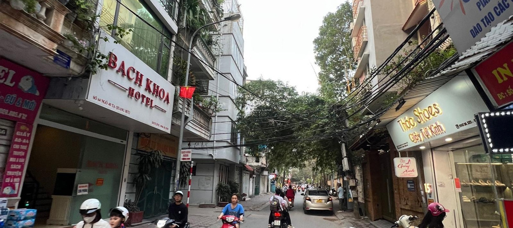 Có diện tích rộng 71m2 bán nhà vị trí ngay Tạ Quang Bửu, Bách Khoa trong nhà này 6 phòng ngủ 6 WC cảm ơn đã xem tin.