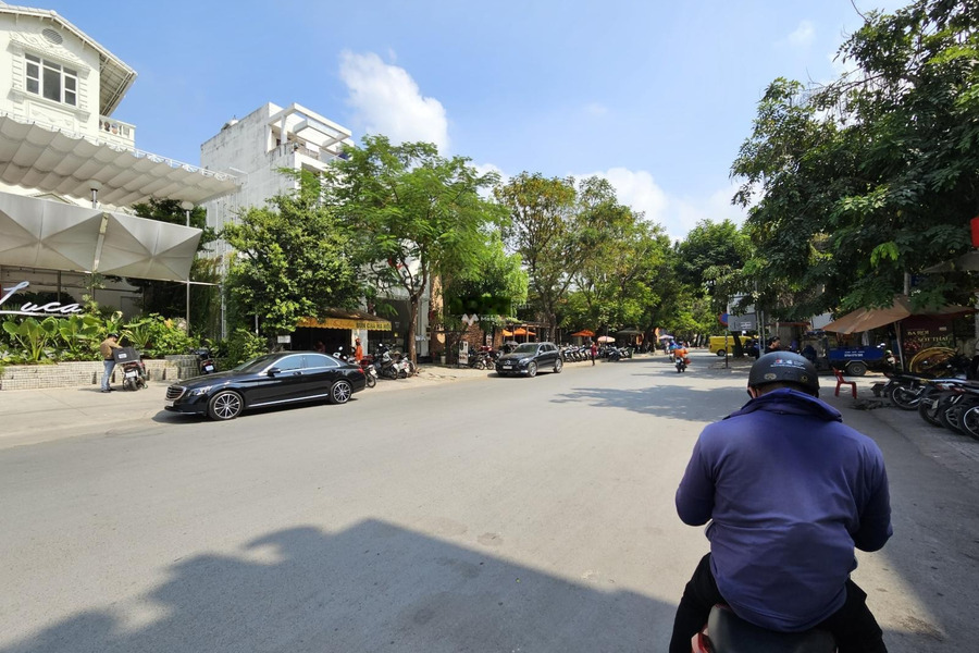 Diện tích chung là 4882m2, cho thuê nhà ở vị trí mặt tiền tọa lạc gần Thảo Điền, Quận 2 bãi đậu xe rộng-01
