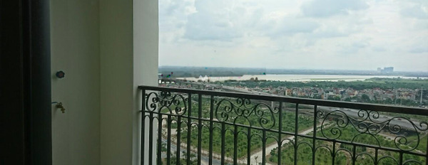 Tổng quan căn hộ này có 3 phòng ngủ, cho thuê căn hộ hướng Tây - Bắc vị trí ngay trên Phú Thượng, Hà Nội, 2 WC khu vực đông đúc-03