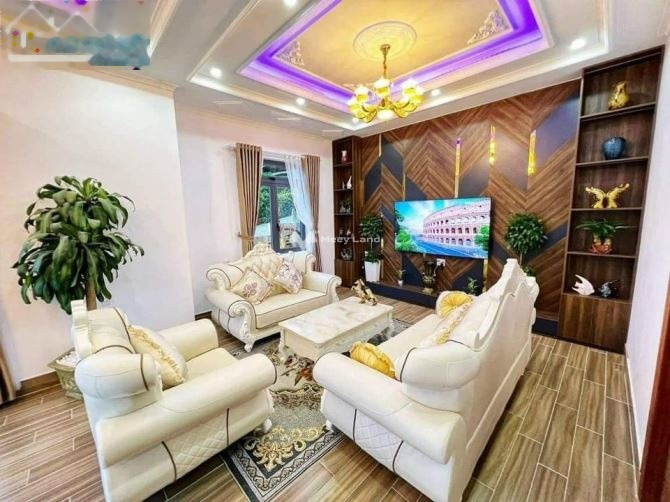 Bán biệt thự có diện tích gồm 200m2 tọa lạc ngay ở Nam Hồ, Đà Lạt giá bán đề xuất 15 tỷ, ngôi nhà bao gồm có 6 phòng ngủ, với ngõ có độ 3 mét-01