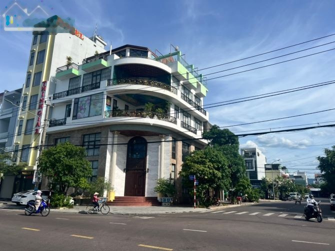 Nhà gồm 6 phòng ngủ, cho thuê nhà, giá thuê mềm 100 triệu/tháng với diện tích 200m2 vị trí mặt tiền nằm ở Thị Nại, Bình Định-01