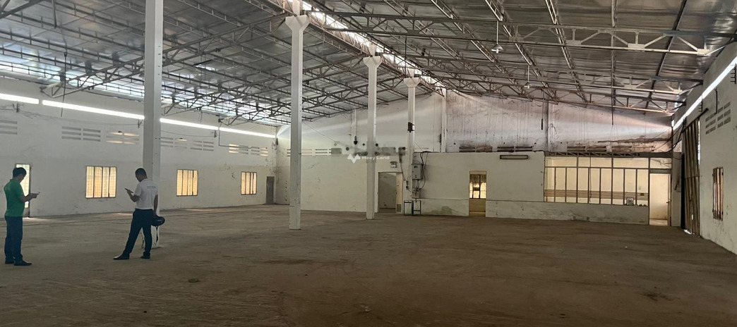 Mình muốn cho thuê kho bãi diện tích rộng là 1000m2 tại Thới Tam Thôn, Hồ Chí Minh thuê ngay với giá rẻ chỉ 60 triệu/tháng vị trí trung tâm