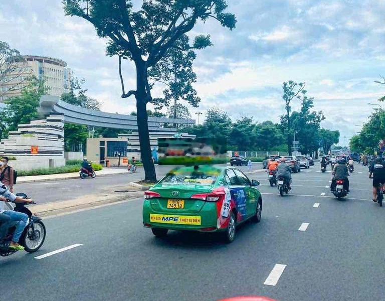 Cho Thuê nhà MT Nguyễn Văn Công có sân thượng view sân bay TSN -01