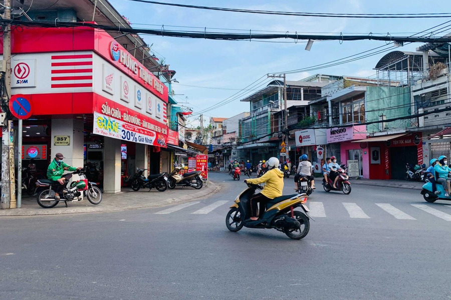 Cho thuê mặt bằng góc 2MT Bến Chương Dương, Quận 1, DT: 20x25m, 1 trệt, 2 lầu, DTSD: 1.500m2 -01