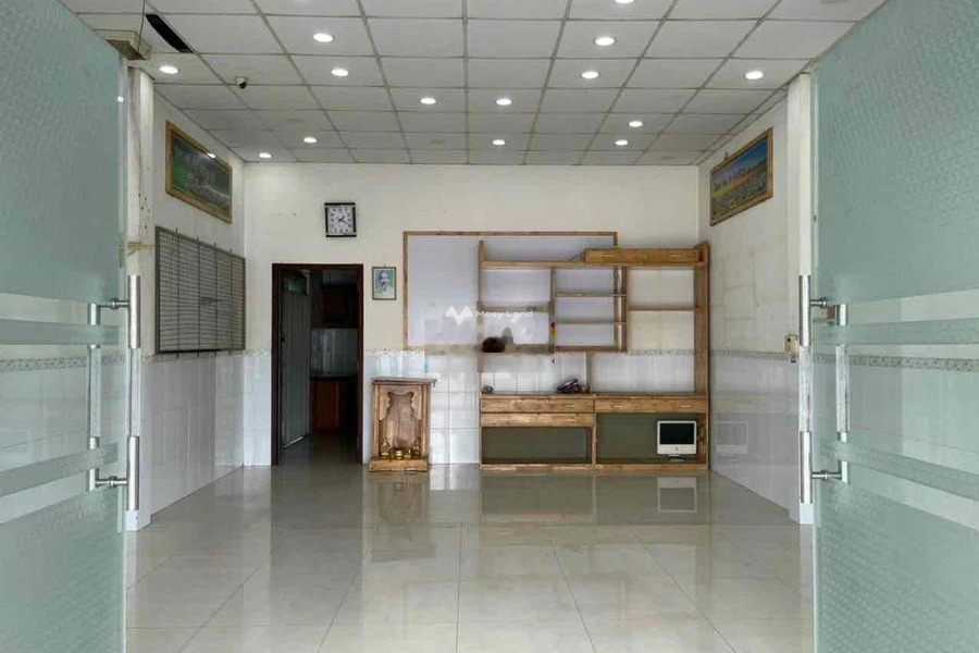 Cho thuê nhà vị trí hấp dẫn ngay tại Trần Hưng Đạo, Mỹ Thạnh, giá thuê mềm từ 5 triệu/tháng diện tích mặt tiền 61m2, nhà gồm có 1 phòng ngủ-01