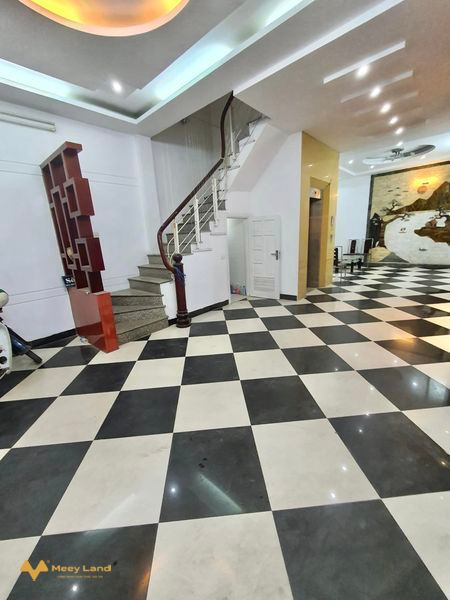 Cho thuê nhà phố Nguyễn Khánh Toàn, 65m2 x 5 tầng, ô tô, thang máy, giá 42 triệu/tháng-01