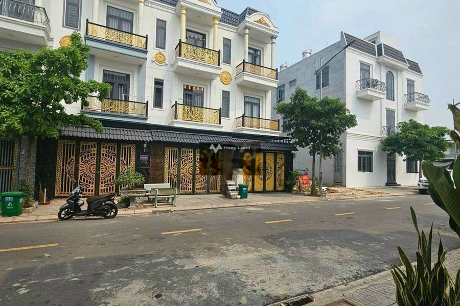 Hướng Đông, bán nhà có diện tích rộng 65m2 vị trí nằm ở Phú Hòa, Bình Dương bán ngay với giá hạt dẻ 3.5 tỷ tổng quan ở trong nhà có 4 PN, 4 WC-01