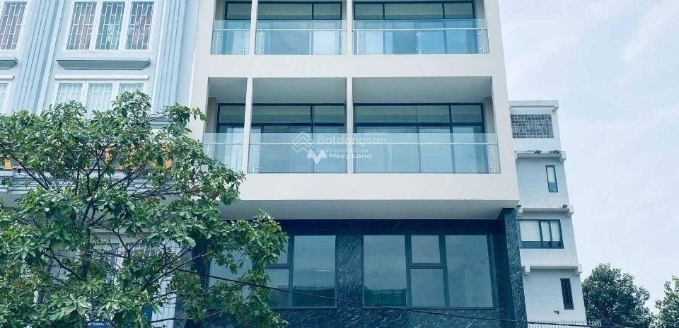 Cho thuê tòa nhà mặt tiền mới đẹp Đồng Đen khu vip Tân Bình 8x20m, hầm trệt 5 lầu 