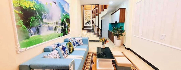 Nhà có 5 PN bán nhà ở có diện tích chung là 38m2 giá bán đề xuất chỉ 4.2 tỷ vị trí mặt tiền tọa lạc gần Bùi Huy Bích, Hà Nội-02