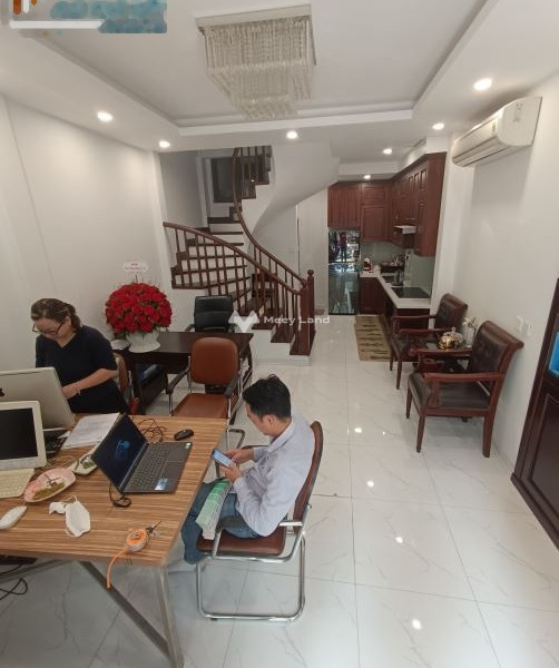 Bán nhà vị trí thuận lợi ngay Phan Chu Trinh, Tràng Tiền bán ngay với giá quy định 34 tỷ có diện tích rộng 30m2 trong nhà tổng quan gồm có 3 phòng ngủ-01