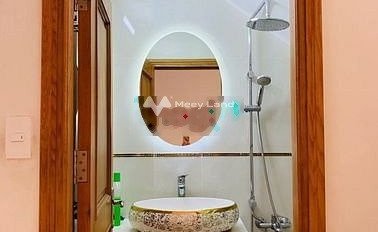 Diện tích là 104m2, cho thuê nhà ở vị trí đặt ở Quốc Hương, Thảo Điền, trong căn này bao gồm 4 PN, 5 WC khu vực đông đúc-03