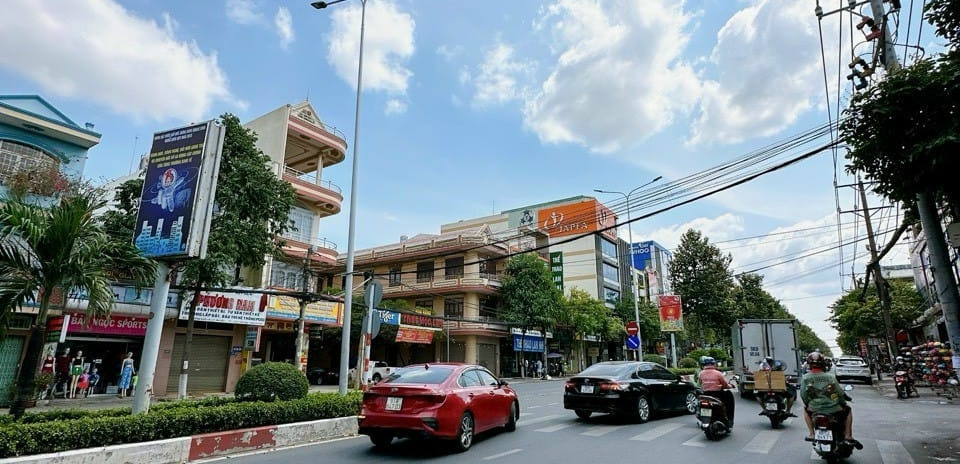 Bán 2 căn nhà liền kề 1 trệt 2 lầu mặt tiền đường Đồng Khởi - Tân Mai - Biên Hòa