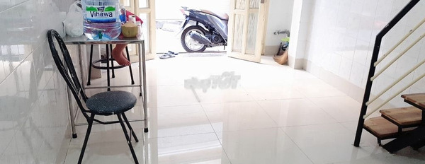 Vị trí đẹp ở Nguyễn Trọng Tuyển, Phú Nhuận cho thuê nhà thuê ngay với giá cực sốc chỉ 8 triệu/tháng, căn nhà gồm có 2 phòng ngủ, 1 WC-02