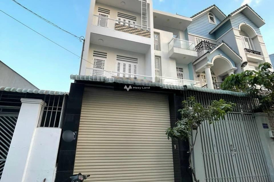 Nhà nhìn chung có tổng 4 phòng ngủ, bán nhà ở diện tích 90m2 giá bán công khai chỉ 5.9 tỷ mặt tiền tọa lạc trên Tăng Nhơn Phú B, Quận 9-01