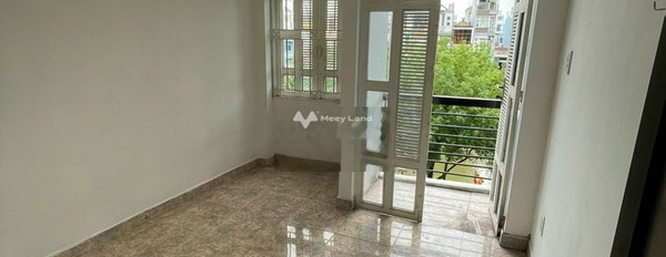 Cho thuê nhà diện tích tổng là 32m2 vị trí thuận lợi ở Phường 5, Hồ Chí Minh giá thuê ngay chỉ 22.5 triệu/tháng, nhà có tổng 3 phòng ngủ, 2 WC-02