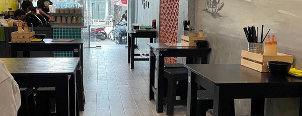 Giá 57 triệu/tháng, cho thuê nhà diện tích sàn là 88m2 vị trí mặt tiền tọa lạc gần Trần Hưng Đạo, Quận 1 nội thất hiện đại-03