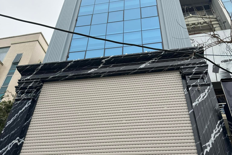 Tòa nhà văn phòng mặt phố Hoàng Quốc Việt, Cầu Giấy 7 tầng thang máy mới tinh-01