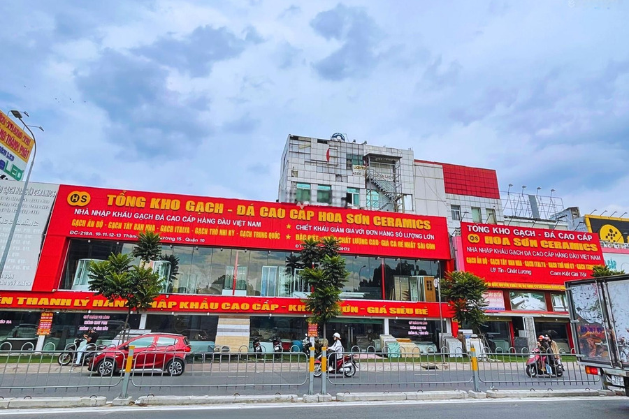 Cho thuê nhà, giá thuê êm chỉ 400 triệu/tháng tổng diện tích là 525m2 vị trí thuận lợi tọa lạc gần Thành Thái, Hồ Chí Minh-01