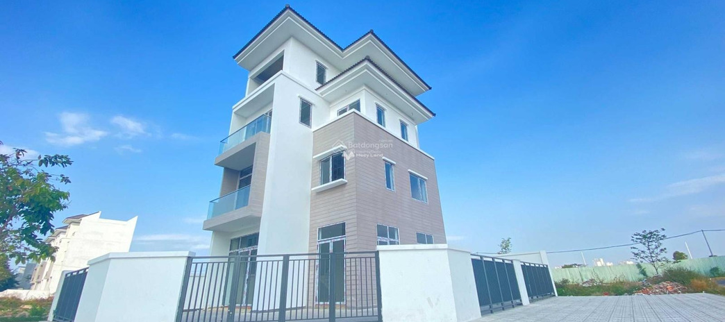 Diện tích rộng rãi 210m2, cho thuê nhà ở vị trí tốt tại Nguyễn Thị Định, Hồ Chí Minh, căn nhà có tổng cộng 5 phòng ngủ, 5 WC cảm ơn đã xem tin