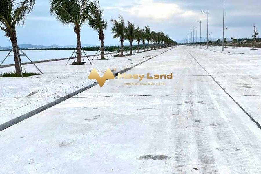 Diện tích rộng là 300 m2 Emerald Bay Quảng Ninh bán đất, hướng Đông Nam-01