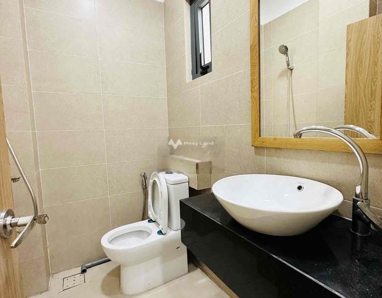 Trong căn hộ nhìn chung bao gồm 1 PN, cho thuê căn hộ vị trí đặt tọa lạc ngay Lý Thường Kiệt, Tân Bình, 1 WC hẻm rộng-01