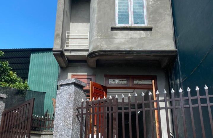 Cần bán ngôi nhà 3 tầng khu Hồng Thạch A, phường Cẩm Thạch, nhà mới xây được 6 tháng