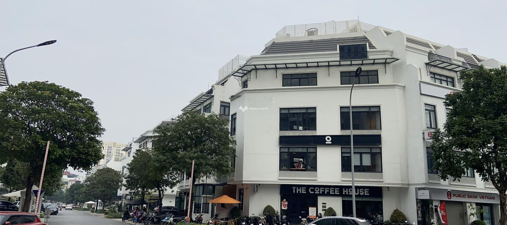 Nhà tổng quan có tổng 5 phòng ngủ bán nhà bán ngay với giá cạnh tranh chỉ 93 tỷ diện tích khoảng 190m2 vị trí mặt tiền nằm ngay Cầu Giấy, Hà Nội
