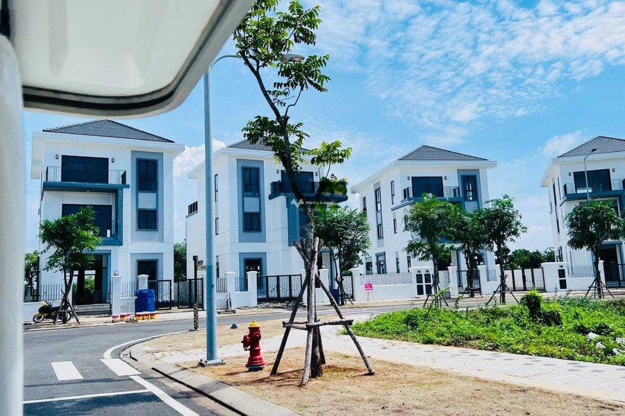 Nhà tổng quan gồm có 4 phòng ngủ, bán biệt thự diện tích quy đổi 200m2 bán ngay với giá khởi đầu 11 tỷ vị trí đặt ngay ở Long Hưng, Đồng Nai-01