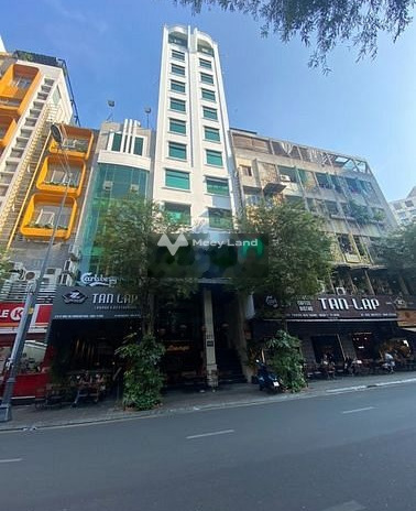 Vị trí thuận lợi nằm ở Bến Thành, Hồ Chí Minh cho thuê nhà giá thuê cực kì tốt 550 triệu/tháng, trong nhà này 50 phòng ngủ, 52 WC