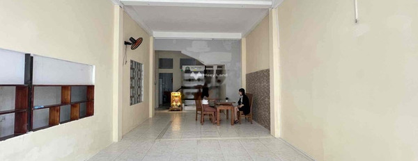 Vị trí đặt tọa lạc ngay ở Bình Thuận, Đà Nẵng cho thuê nhà giá thuê phải chăng chỉ 11 triệu/tháng, trong nhà bao gồm có 2 phòng ngủ, 2 WC-02