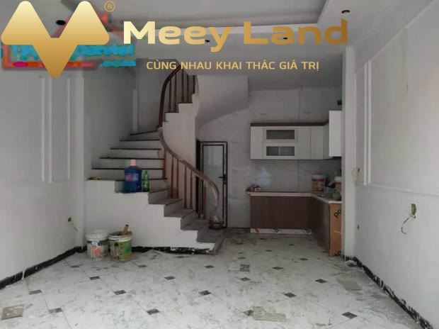 Chuyển định cư cho thuê nhà với dt rộng 30m2 vào ở luôn giá đặc biệt 7 triệu/tháng vị trí mặt tiền ở Long Biên, Hà Nội, trong nhà bao gồm có 3 PN vị t...
