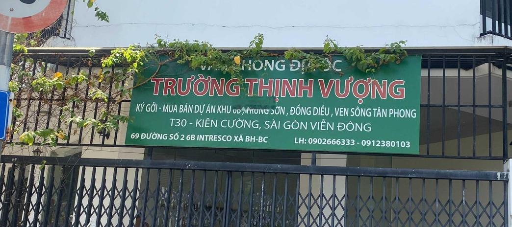 Có diện tích gồm 337.5m2, bán biệt thự vị trí thuận lợi nằm trên Phạm Hùng, Bình Chánh, hướng Tây - Bắc cảm ơn bạn đã đọc tin.