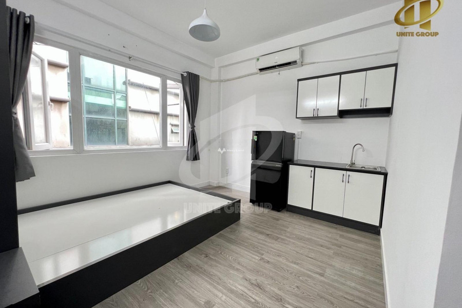 Diện tích rộng rãi 35m2 cho thuê phòng trọ vị trí mặt tiền nằm trên Quận 1, Hồ Chí Minh, trong nhà nhìn chung bao gồm 1 phòng ngủ, 1 WC hỗ trợ pháp lý-01