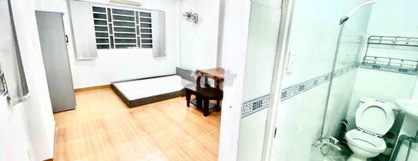 Trong phòng này thì có Nội thất cao cấp cho thuê phòng trọ Quận 5, Hồ Chí Minh có chỗ để xe-03
