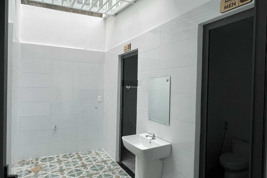 Nợ nần chồng chất cho thuê cửa hàng diện tích thực là 140m2 vị trí tốt ở Tân Kỳ Tân Quý, Hồ Chí Minh giá thuê cực êm chỉ 27 triệu/tháng, 1 WC-01