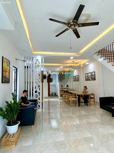 Diện tích là 104m2, cho thuê nhà ở vị trí đặt ở Quốc Hương, Thảo Điền, trong căn này bao gồm 4 PN, 5 WC khu vực đông đúc-01