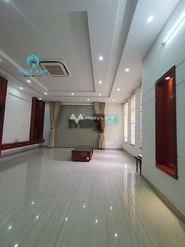 Cho thuê nhà có diện tích tổng 740m2 vị trí đẹp ngay tại Tam Hiệp, Biên Hòa giá thuê phải chăng từ 30 triệu/tháng, căn nhà có 5 phòng ngủ, 5 WC-01