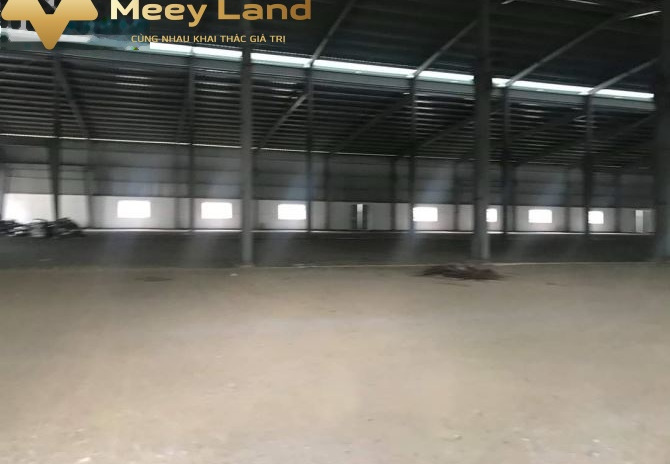 Nhà có việc gấp cho thuê kho bãi tổng diện tích là 1200 m2 mt bên phải 50 mét mặt tiền tọa lạc gần Đường Cầu Diễn, Hà Nội giá hợp lý 120 triệu/tháng l...