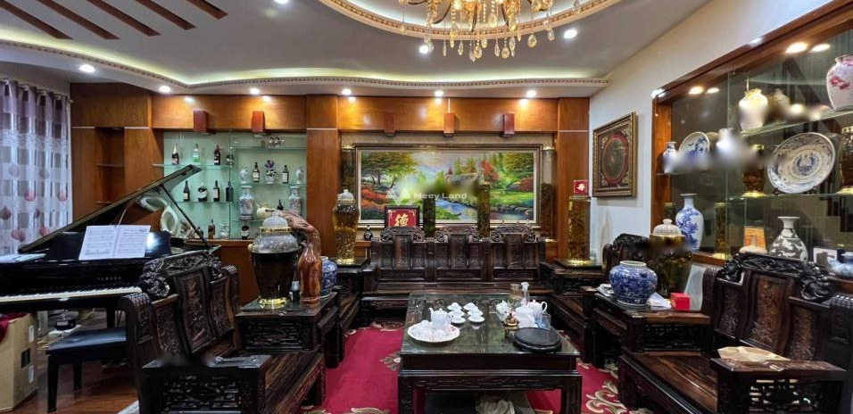 Vị trí mặt tiền tọa lạc tại Hoàng Quốc Việt, Hà Nội cho thuê nhà thuê ngay với giá cạnh tranh chỉ 30 triệu/tháng, trong căn nhà này có 6 phòng ngủ