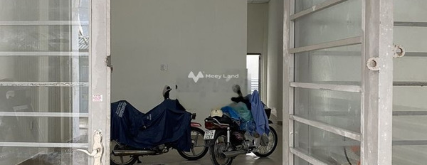 Trong nhà tổng quan gồm có 2 PN, cho thuê nhà ở tổng diện tích 100m2 giá thuê siêu mềm 15 triệu/tháng vị trí mặt tiền nằm trên Bình Tân, Hồ Chí Minh-03