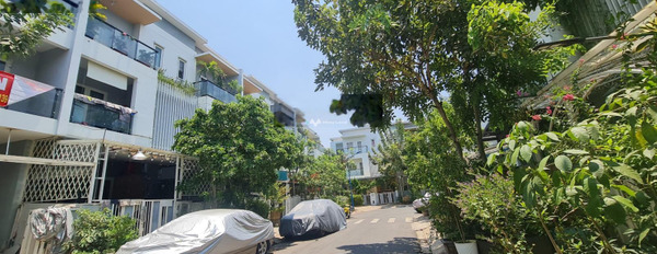 Giá bán đặc biệt 6.8 tỷ bán biệt thự có diện tích 75m2 vị trí tiện lợi Quận 9, Hồ Chí Minh, hướng Đông - Nam, ngôi nhà gồm có 4 phòng ngủ, 3 WC-02