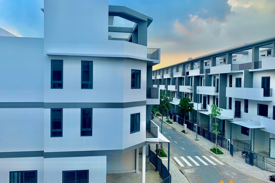 Nhà phố trung tâm Bến Lức, gần chợ, khu công nghiệp Thuận Đạo, thanh toán 1,1 tỷ nhận nhà, sổ hồng riêng-01