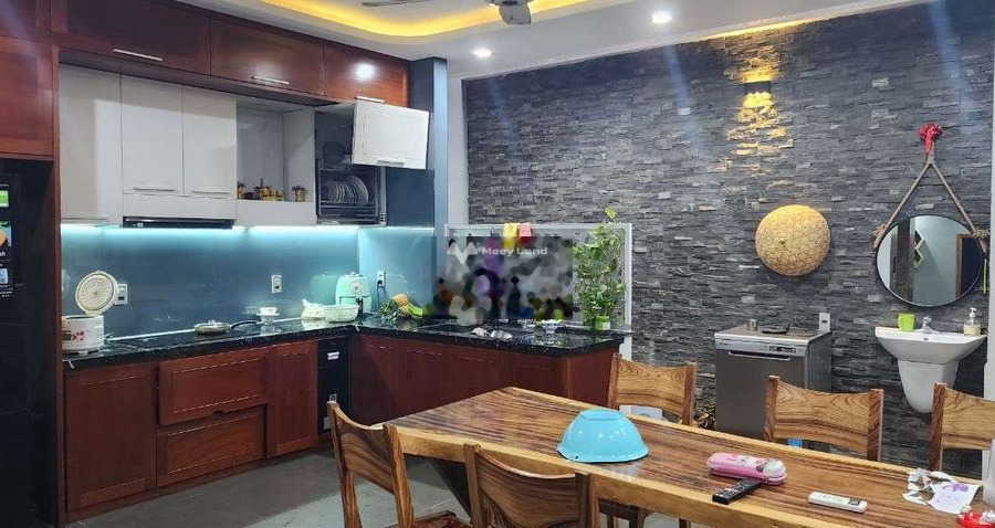 Bán nhà vị trí thuận lợi ngay trên Hòa Quý, Đà Nẵng bán ngay với giá siêu rẻ chỉ 6 tỷ diện tích gồm 120m2, hướng Tây trong căn nhà này gồm 5 PN-01