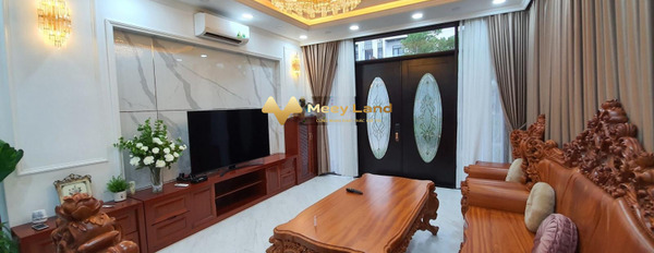Hướng Bắc, cho thuê nhà có dt chung 230 m2 vị trí mặt tiền nằm ở Quận 9, Hồ Chí Minh giá cạnh tranh 40 triệu/tháng, trong nhà tổng quan có 4 phòng ngủ...-03